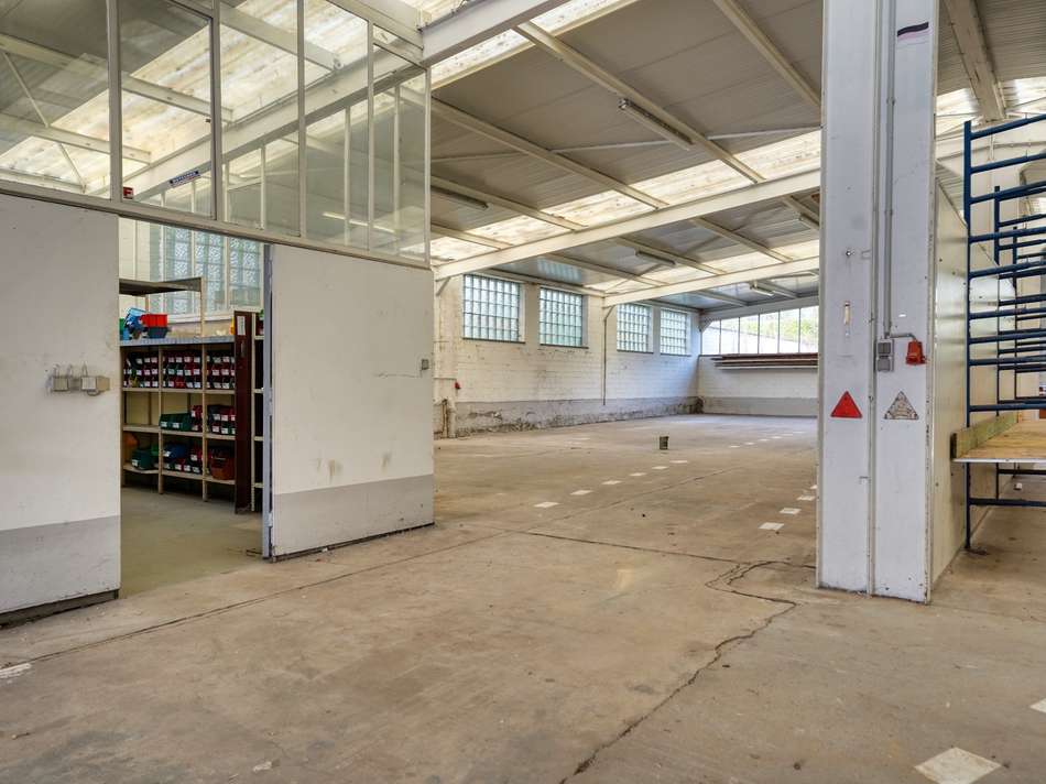 Halle links und Lager 1