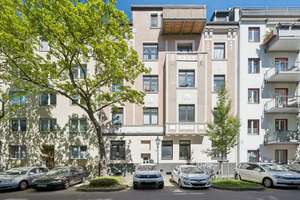 Altbauflair trifft Potenzial – lichtdurchflutete 2,5-Zimmer-Wohnung nahe Volksgarten!
