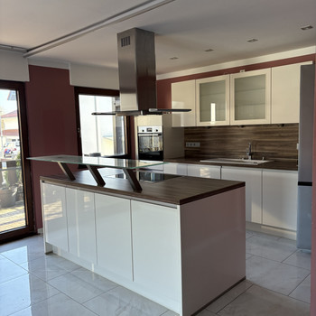 Helle 4-Zimmer Erdgeschosswohnung mit Balkon, Kamin und moderner Einbauküche in Viernheim