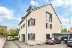Familienfreundliche Doppelhaushälfte mit großzügigem Garten, Aufzug und Glasdach-Terrasse