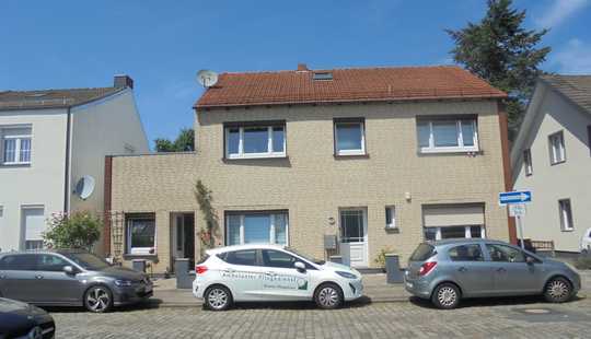 Bild von Fast komplett vermietetes Mehrfamilienhaus mit 3 Wohnungen, Terrasse, Dachterrasse, großem Garten