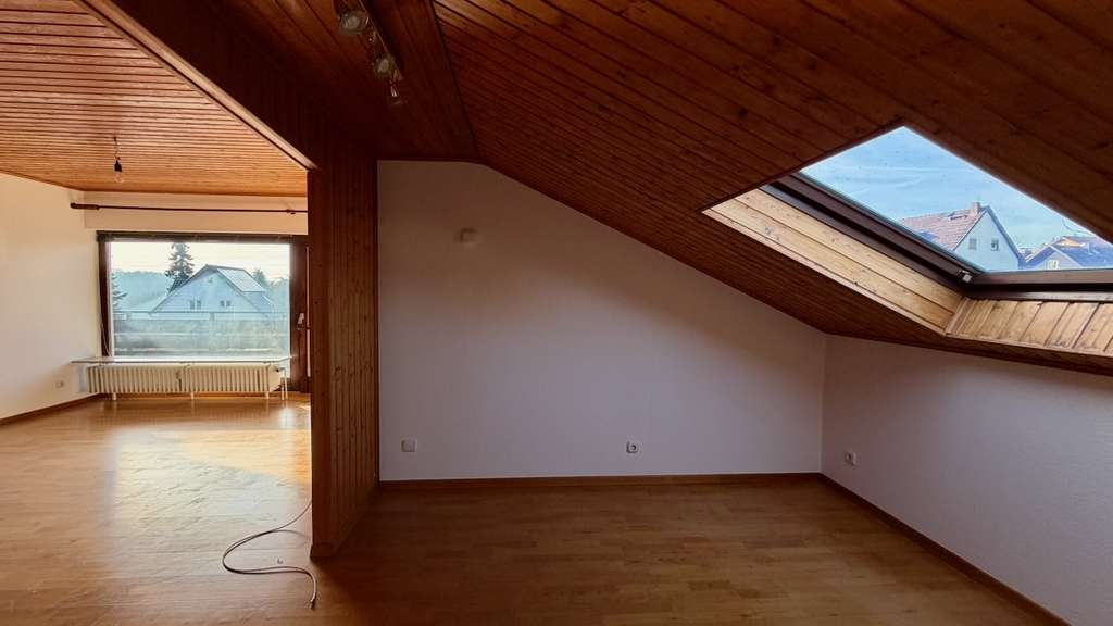 Immobilie in Schmitten - Renovierungsbedürftige 4,5-Zimmer Dachgeschosswohnung in Schmitten im Taunus - Bild 4