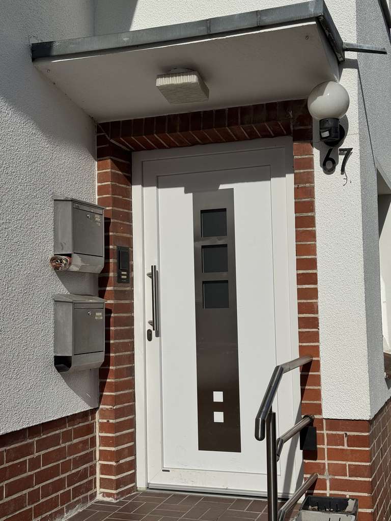 Immobilie in Garbsen - Haus mit 2 Wohnungen, 160 qm Wohnfläche, angebautes Geschäftshaus 120 qm, Garten in Garbsen - Bild 0