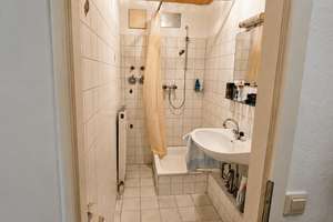 Attraktive DG-Wohnung mit TG-Stellplatz – Interessante Kapitalanlage in der Karlsruher Südstadt – Die vollständige Adresse der Immobilie erhältst du vom Anbieter., 76137 Südstadt, Karlsruhe – Vorschaubild 2