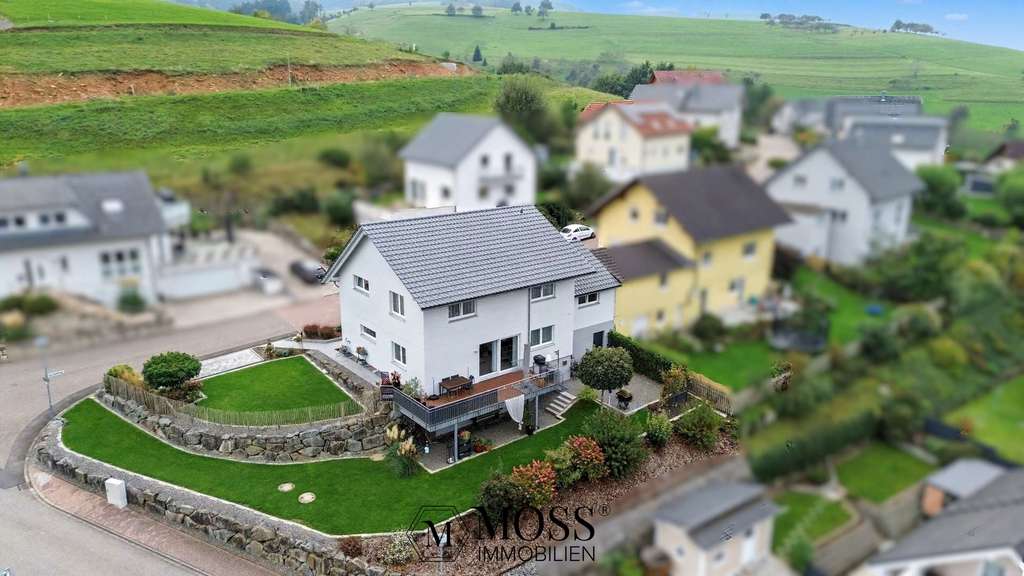 Immobilie in Oberharmersbach - Schwarzwaldidylle mit Panorama - Wohnen auf höchstem Niveau in Oberharmersbach - Bild 0