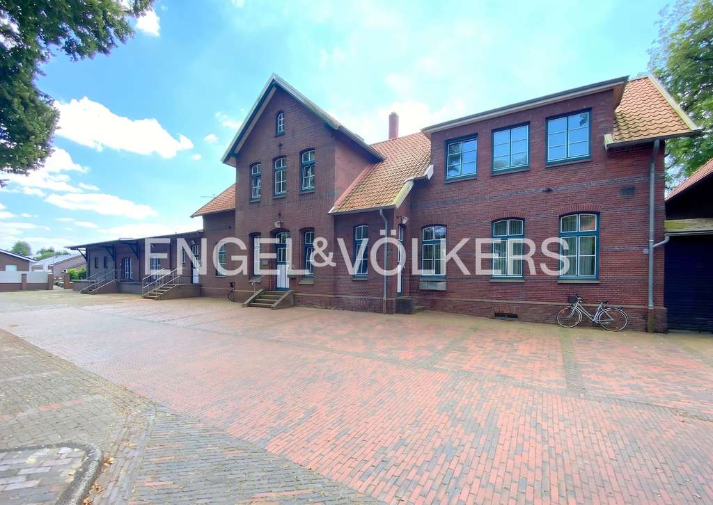 Immobilie in Zetel - Gleis 1 für Visionäre: Historischer Bahnhof mit viel Potenzial - Bild 1