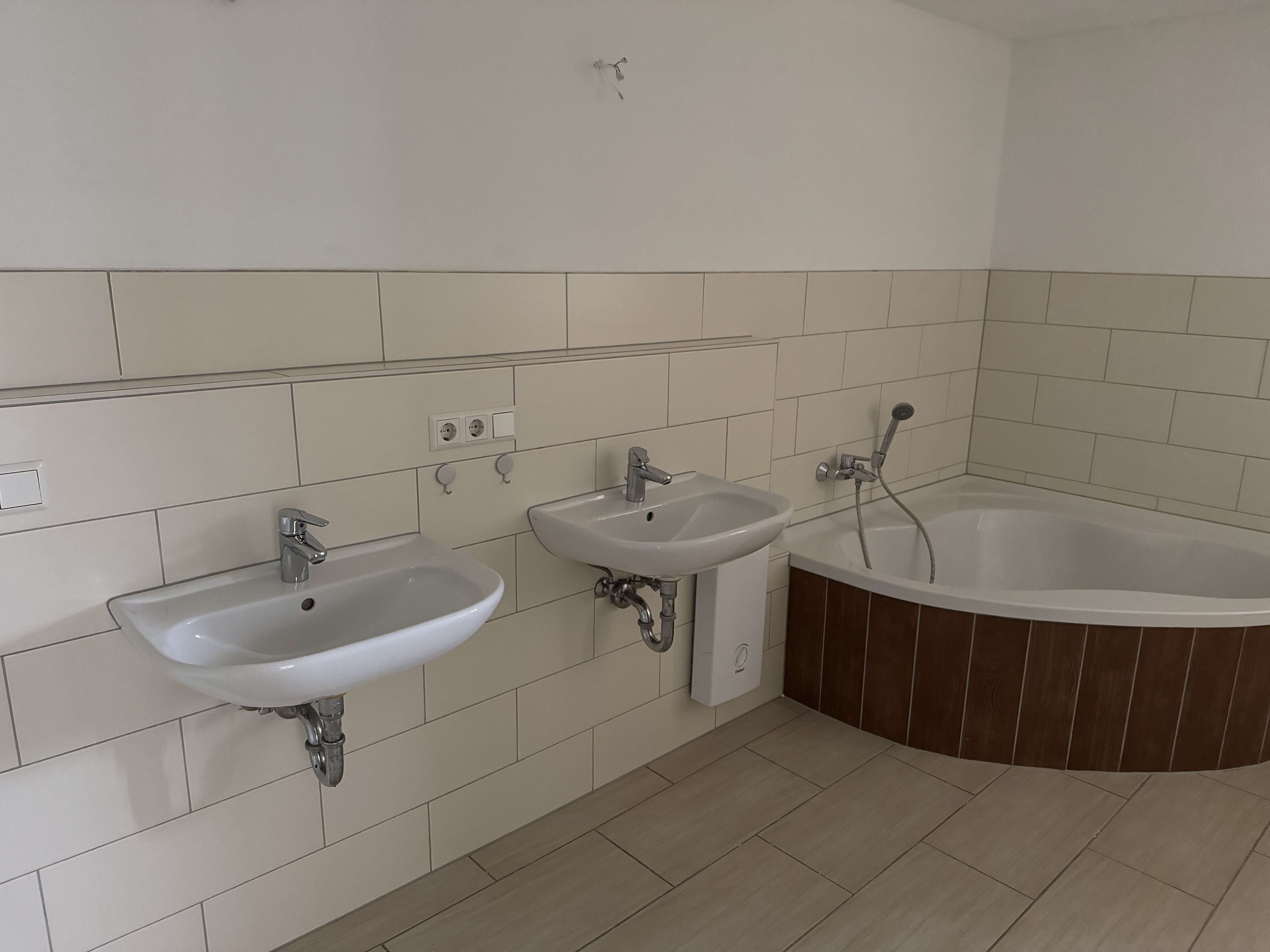 Immobilie in Ebersbach an der Fils - Familientraum mit Stil: Neu renovierte 5-Zimmer Wohnung mit großer Terrasse & morderne EBK  - Bild 9