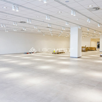 Direkt an der A9: Lagerfläche mit integrierter Ausstellungsfläche