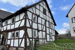 Stark sanierungsbedürftiges /  baufälliges  Fachwerkhaus auf einem 327 m² Grundstück – Ropperhäuser Straße 17, 34621 Frielendorf – Vorschaubild 2