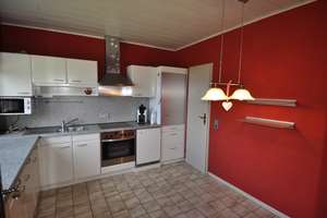 Wohnen auf einer Ebene: Stilvoller Bungalow mit Traumgarten & überdachter Terrasse in Niederzier – Die vollständige Adresse der Immobilie erhältst du vom Anbieter., 52382 Niederzier – Vorschaubild 3