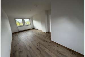 Frisch renoviert: Helle 2-Zimmer-Dachgeschosswohnung in gepflegtem Mehrfamilienhaus in Thiede – Pappeldamm 97, 38239 Thiede, Salzgitter – Vorschaubild 1