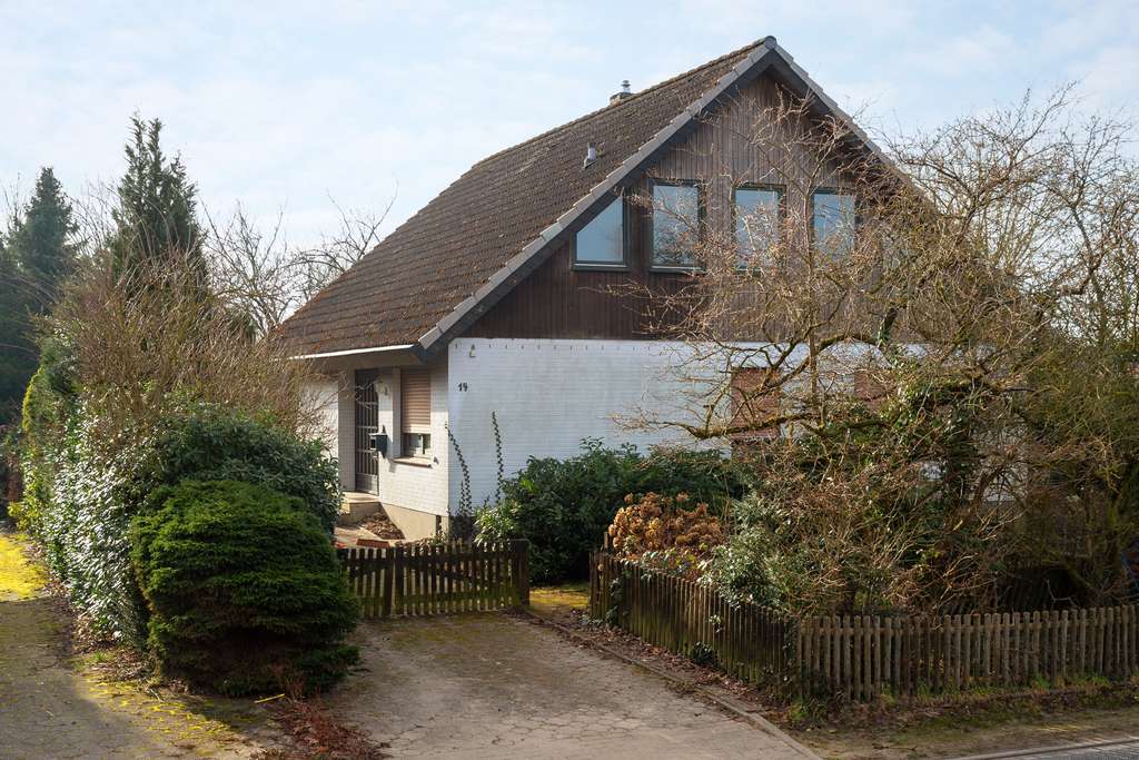 Immobilie in Winsen (Luhe) - Großes Einfamilienhaus BJ 1979 mit Garage im Keller - Bild 0