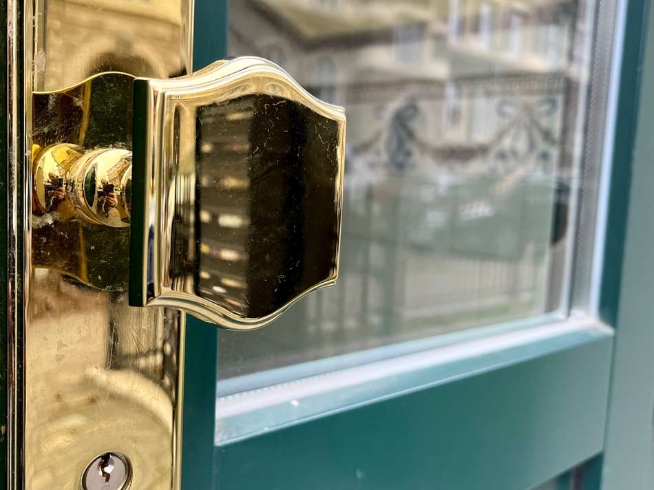 Holzhaustür mit Messingbeschla