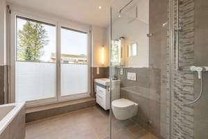 Eleganz und Lichtfülle am Schlosspark: Großzügiges Penthouse mit Kamin und Liftlanding – Die vollständige Adresse der Immobilie erhältst du vom Anbieter., 81247 Obermenzing, München – Vorschaubild 7
