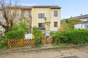 Modernisieren, gestalten, ankommen: Reihenendhaus mit Potenzial – Die vollständige Adresse der Immobilie erhältst du vom Anbieter., 12621 Kaulsdorf, Berlin – Vorschaubild 1
