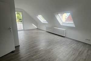 Helle 2 ZKB Dachgeschosswohnung mit Balkon seiltl. Friedensstraße - verkehrsgünstig!