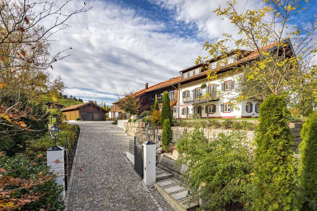 Immobilie in Frasdorf - Wie in einem Landschlössl - Wohnung mit Stil & Eleganz - Bild 2