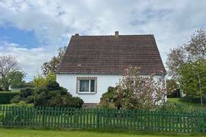 Kleines, gemütliches Einfamilienhaus mit großem Garten!
 – Die vollständige Adresse der Immobilie erhältst du vom Anbieter., 17391 Iven – Vorschaubild 1