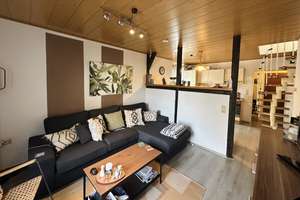 Charmante Maisonettewohnung mit Dachterrasse und Möblierung.