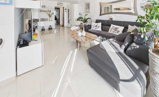 Modern, mit sonnigem S/W-Balkon in begehrter Lage