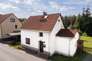 Einziehen und wohlfühlen – Gepflegtes Einfamilienhaus mit Kamin und Garten – Die vollständige Adresse der Immobilie erhältst du vom Anbieter., 9618 Brand-Erbisdorf – Vorschaubild 1