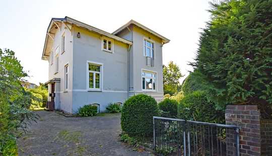 Bild von Villa mit zusätzlichem Baugrundstück: Villa aus der Jahrhundertwende auf sonnigem Grundstück