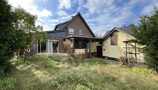 Bild von Einfamilienhaus mit Einliegerwohnung Doppelgarage und Nebengebäude in Bortfeld