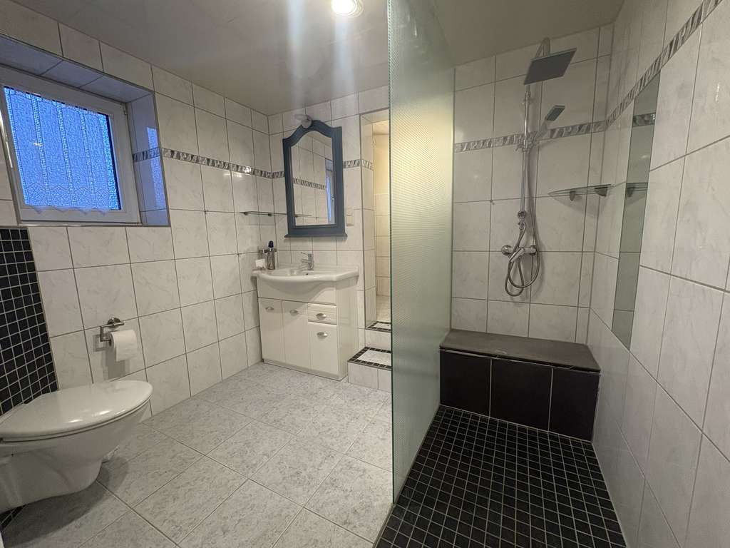 Immobilie in Langenhahn - Einfamilienhaus mit Garten und Einliegerwohnung aus 2008 - Bild 2