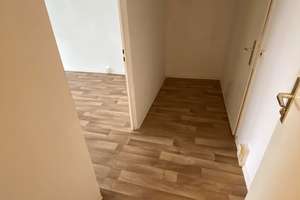 Hochparterrewohnung mit Balkon nahe dem S-Bhf. Springpfuhl neu zu vermieten - WBS erforderlich ! – Marzahner Chaussee 192a, 12681 Marzahn, Berlin – Vorschaubild 7