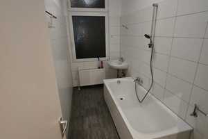 Lichtdurchflutete und vollständig renovierte 2-Zimmer-Wohnung mit nagelneuer Einbauküche – Sattlerstr. 21, 42105 Wuppertal – Vorschaubild 5
