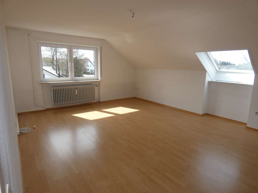 Immobilie in Roggenburg - DG Wohnung Roggenburg, schöne Ortsrandlage, 3 Zi , kleine Anlage mit 6 WE + 2 eigene Stellplätze - Bild 3