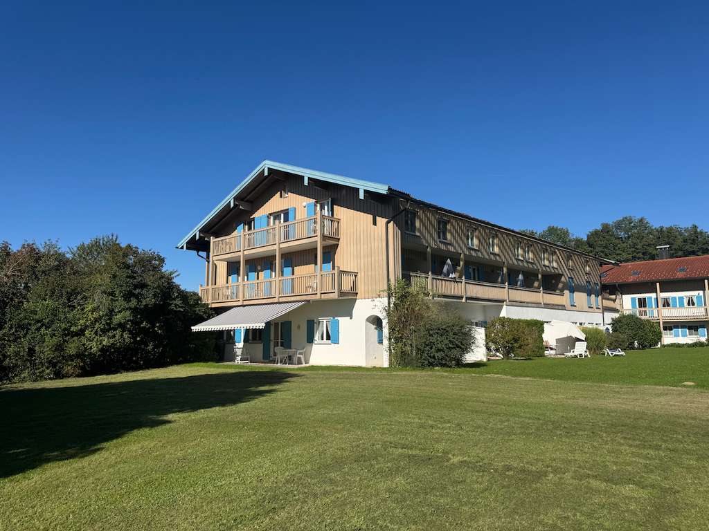 Immobilie in Übersee - Chiemsee-Traum: Sonnige Gartenwohnung mit Pool & Sauna - Bild 0