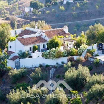 Andalusisches Juwel in Arenas zu verkaufen mit drei Apartments und einem Traumaußenbereich