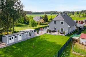 A+ Energieeffizienz, Luftwärmepumpe, Photovoltaik, Einbauküche: Modernes Einfamilienhaus Falkenberg – Die vollständige Adresse der Immobilie erhältst du vom Anbieter., 16259 Falkenberg – Vorschaubild 1