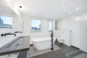 Charmante Dachgeschosswohnung mit Arbeitszimmer und Einbauküche in Düsseldorf-Unterbilk