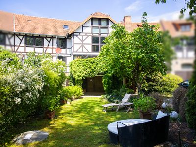 Stilvolles Wohnen im historischen Gutshof – Besonderes Reihenmittelhaus mit Galeriecharakter