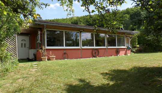 Bild von Ihr kleines Paradies: Kompakter Bungalow auf idyllischem Grundstück 