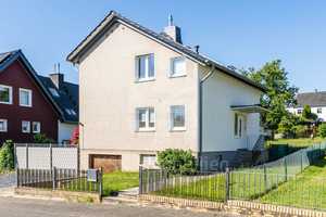 Zentrale Lage, gepflegtes Haus und wunderschönes Grundstück. Ihr neues Eigenheim in Rösrath! – Rheinisch-Bergischer Kreis – Vorschaubild 1