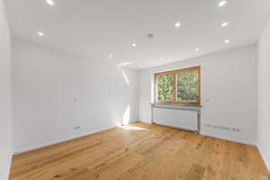 Großes Mehrfamilienhaus, Pool u. Doppelgarage, gepflegt, teilrenoviert – Hochlandstraße 27, 80995 Feldmoching, München – Vorschaubild 7