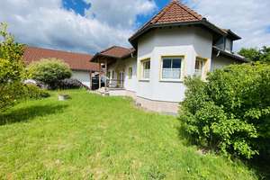 Großzügig wohnen mit Gartenidylle, Vielseitiges Einfamilienhaus in Staufenberg – Die vollständige Adresse der Immobilie erhältst du vom Anbieter., 35460 Staufenberg – Vorschaubild 2