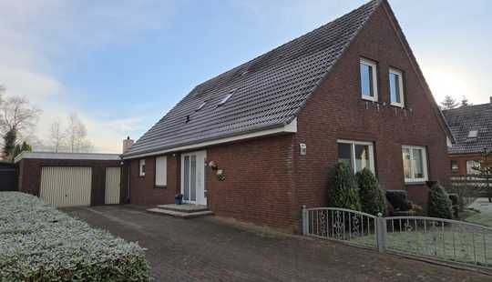 Bild von Großes Wohnhaus auf schönem Grundstück mit freiem Blick auf Wiesen und Felder!