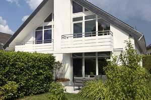 Moderne Doppelhaushälfte in Traumlage: Erstbezug-Charakter in direkter Feldrandlage & mit PV-Anlage