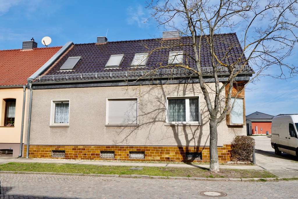 Immobilie in Dessau-Roßlau - Platz für Ihre Wohnträume - Doppelhaushälfte mit Garagen, Werkstatt  & Ausbaupotenzial - Bild 0