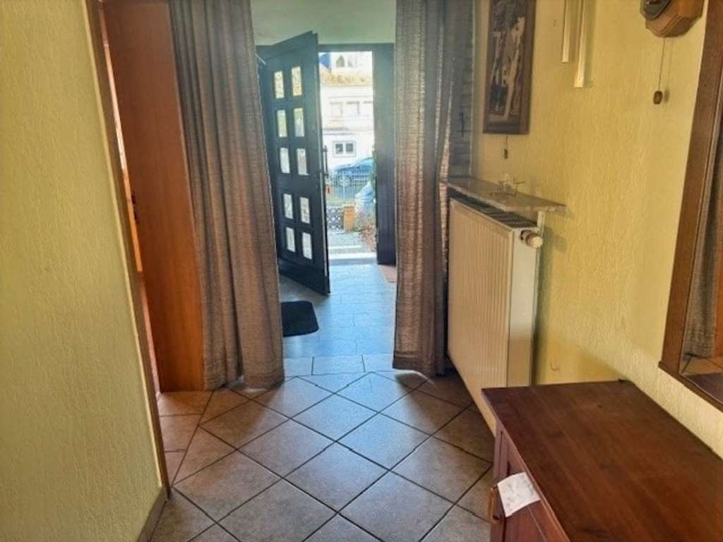 Immobilie in Polch - Freistehendes Einfamilienhaus mit viel Platz, Garten und 2 Garagen - Bild 3