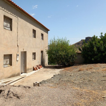 RENOVIERUNGSBEDÜRFTIGES BAUERNHAUS IN LUBRÍN