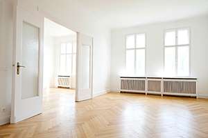ERSTKLASSIGER STUCKALTBAU AM KURFÜRSTENDAMM + BALKON  + LIFT + 3 BÄDER + EBK + 4 METER DECKENHÖHE + – MARKGRAF-ALBRECHT-STR. 14, 10711 Halensee, Berlin – Vorschaubild 2