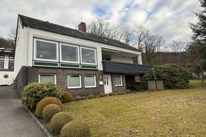 Geräumiges Einfamilienhaus mit Einliegerwohnung, Garage und großem Grundstück  (Erbpacht) in Balve