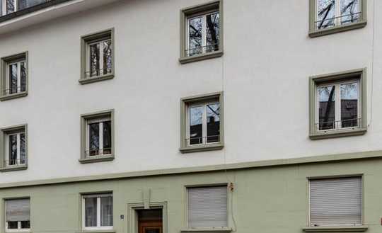 Wohnen mit Charme: Helle Altbauwohnung mit Gartenblick und Wohnküche