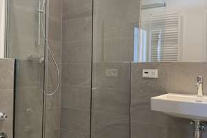 FRIEDRICHSHAIN | renovierte 1-Zimmer Wohnung mit Einbauküche, Fischgrätparkett, Stuck | ALTBAU – Die vollständige Adresse der Immobilie erhältst du vom Anbieter., 10249 Friedrichshain, Berlin – Vorschaubild 3
