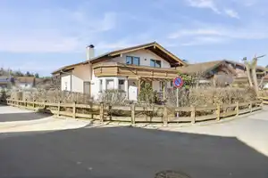 Geräumiges Einfamilienhaus mit Bergblick und großem Garten in ruhiger Lage – Rosenheim (Kreis) – Vorschaubild 3